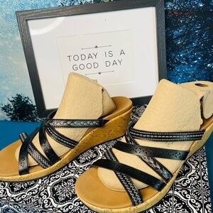 Sketchers Sandals Black/ Gray Women's Cali Wedge Sandals size 9.5 Excellent Cond